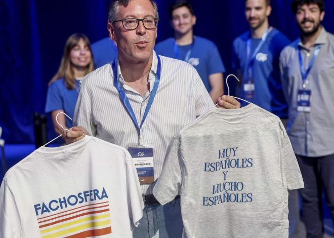 El PP vende camisetas en su congreso con frases como «muchas cosas buenas empiezan con F» o «son las cinco y no he comido»