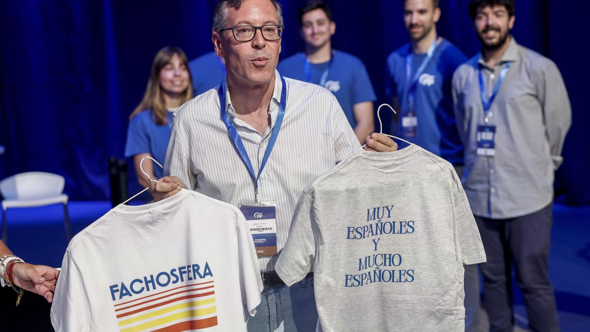 El PP vende camisetas en su congreso con frases como «muchas cosas buenas empiezan con F» o «son las cinco y no he comido»