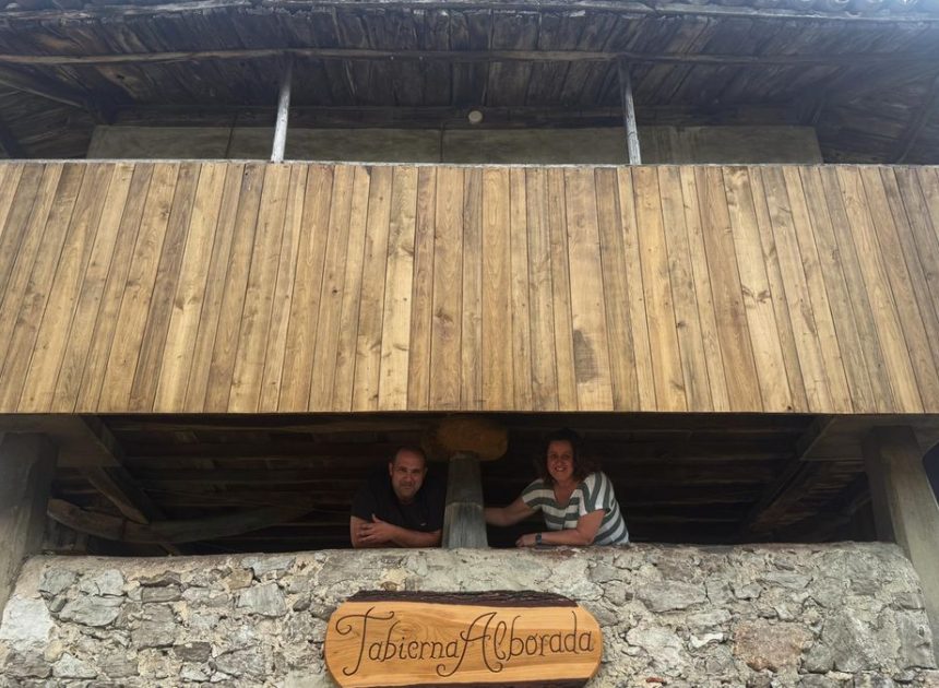 Cómo devolver la vida al pueblo abriendo un bar-tienda debajo de un hórreo