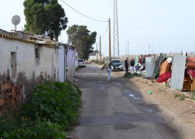 Cortijos en ruina y casetas para los trabajadores del Mar de Plástico almeriense: “La luz va y viene”