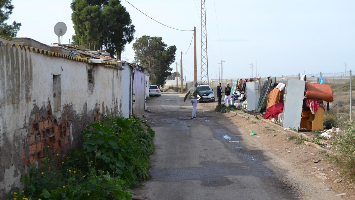 Cortijos en ruina y casetas para los trabajadores del Mar de Plástico almeriense: “La luz va y viene”