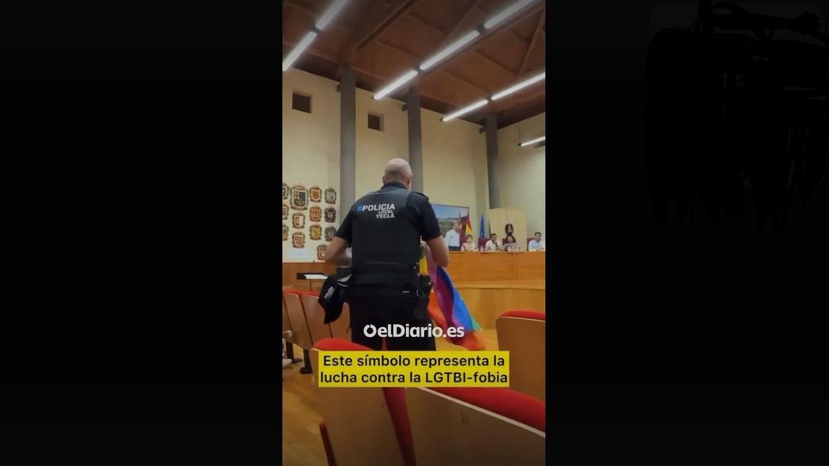 Varios activistas, expulsados por sacar banderas LGTBIQ+ en el pleno de Yecla, donde gobiernan PP y Vox