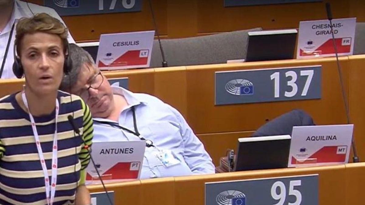 La plácida siesta de un representante maltés durante el discurso de Chivite en Bruselas