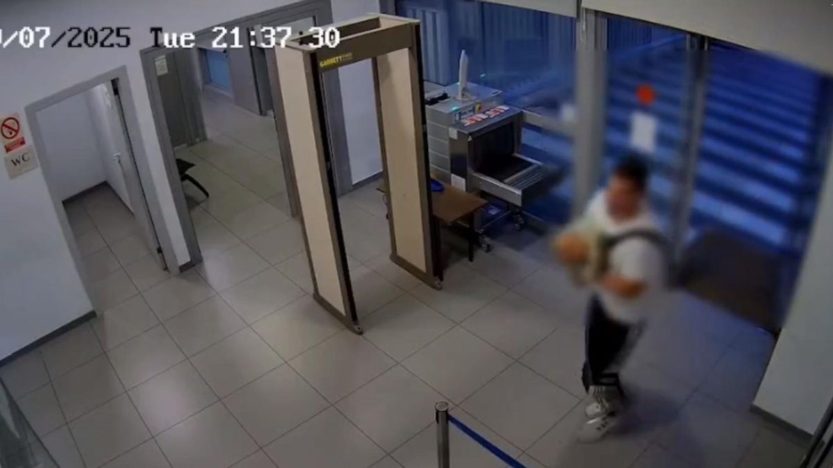 Tres policías nacionales salvan la vida a un bebé que convulsionaba en brazos de su padre en Zaragoza