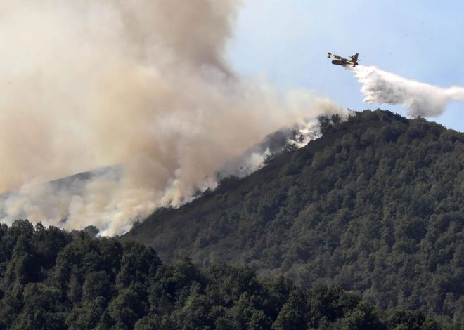 Un incendio en Ibias obliga a desalojar dos pueblos y recomiendan evacuación voluntaria a otros cuatro en Asturias