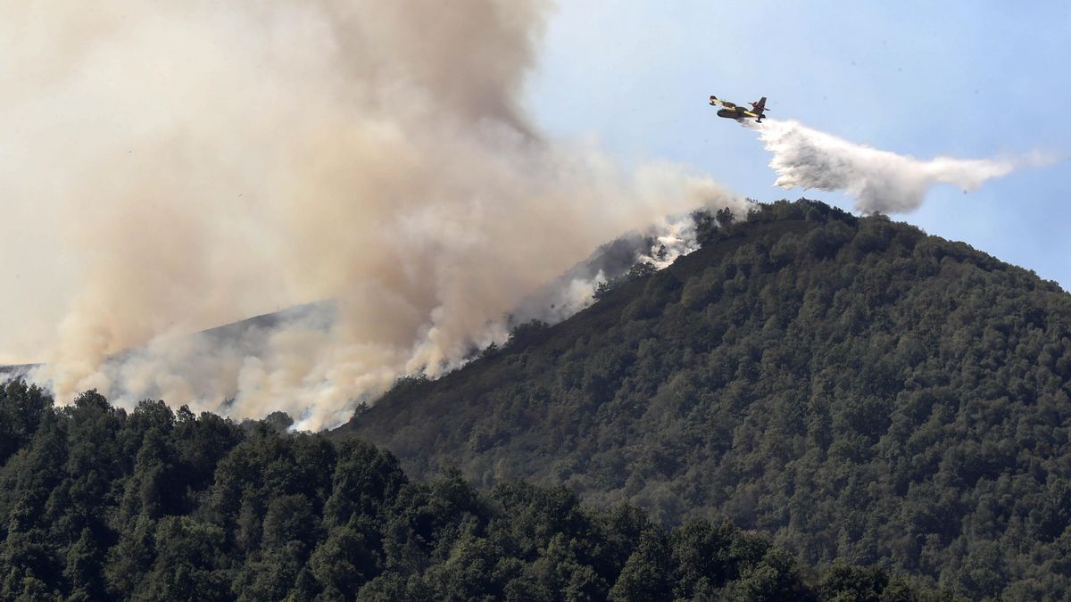 Un incendio en Ibias obliga a desalojar dos pueblos y recomiendan evacuación voluntaria a otros cuatro en Asturias
