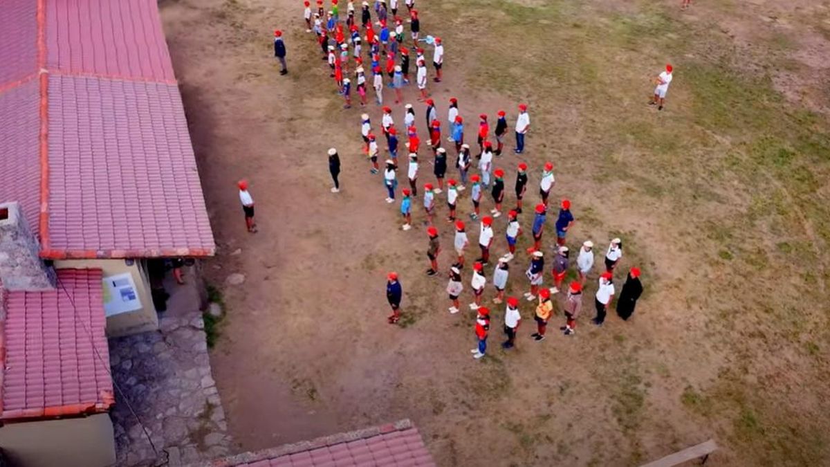 Boinas rojas, rosario e izado de bandera: los carlistas organizan un campamento para «formar» a niños desde los ocho años