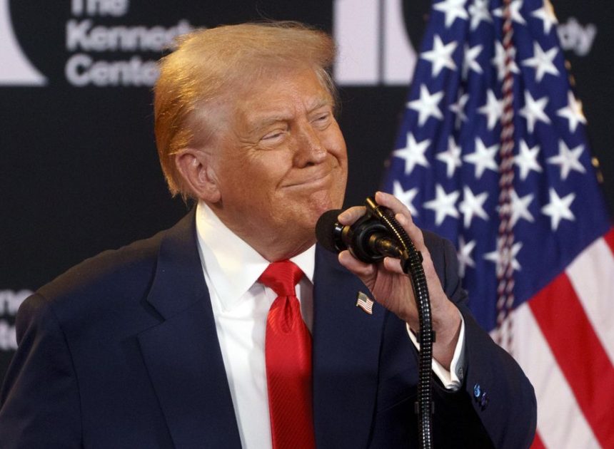 Trump anuncia que se premiará a sí mismo durante la presentación de los ganadores de los premios del Kennedy Center