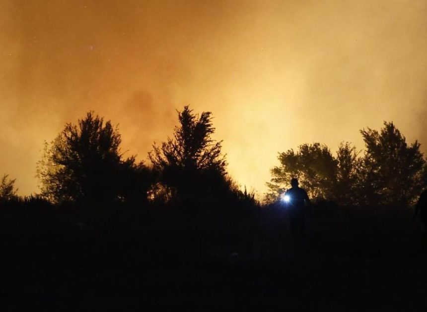 Activan la UME por un incendio en Tres Cantos (Madrid) y desalojan dos urbanizaciones