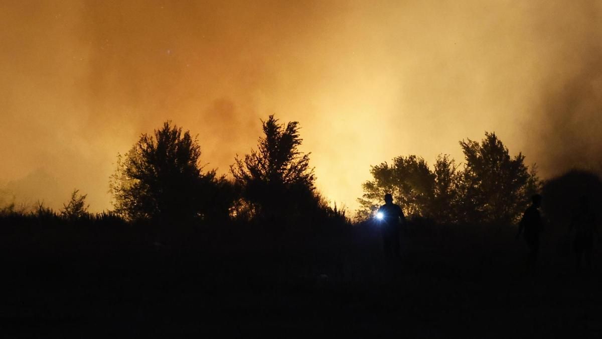 Activan la UME por un incendio en Tres Cantos (Madrid) y desalojan dos urbanizaciones