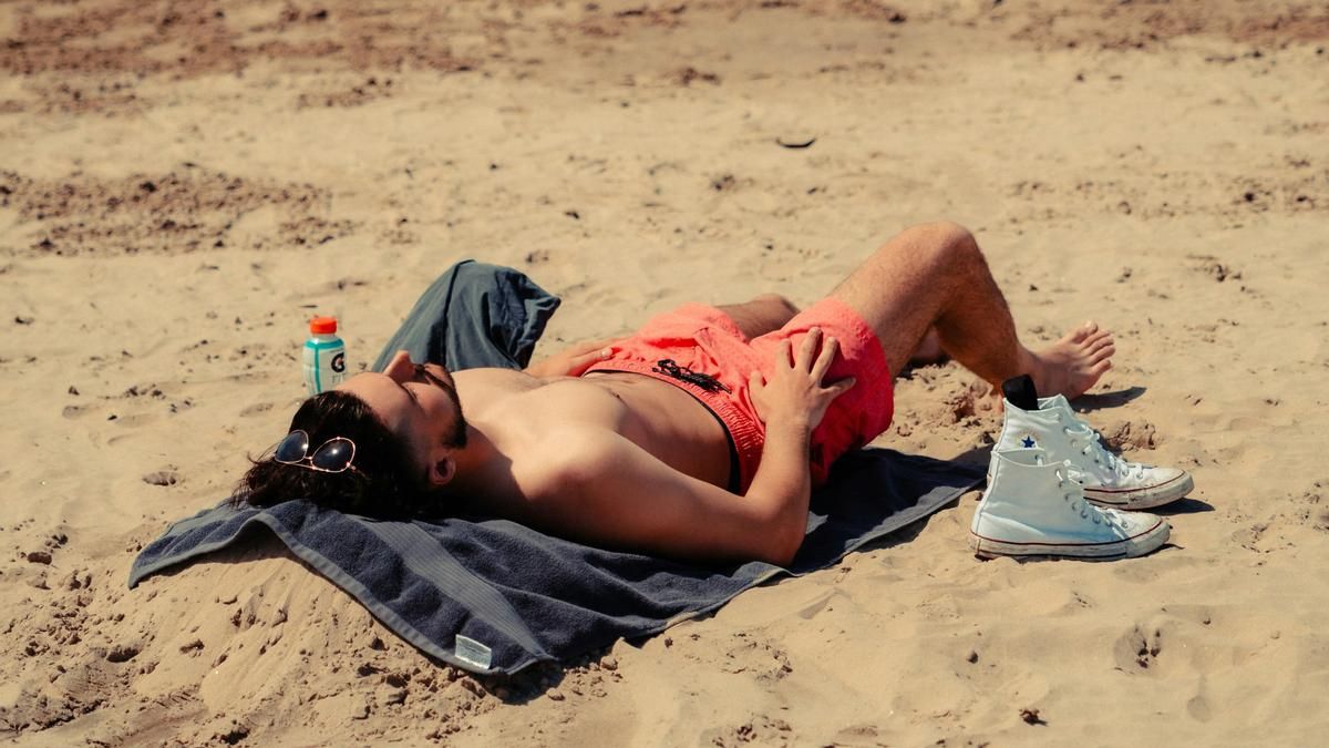 El problema de los jóvenes que chequean el índice UV en el móvil para broncearse: «Cuanto más alto, mayor es el riesgo»