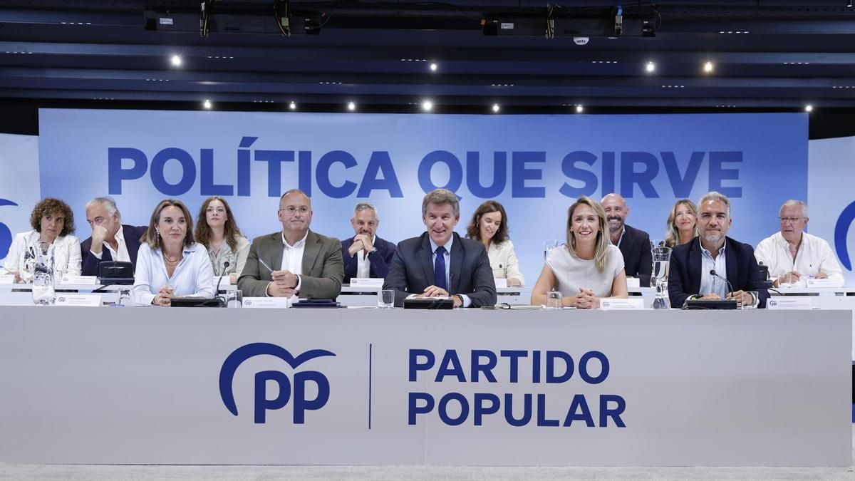 El PP llama «hooligan» a Puente por «reírse» de los afectados por los incendios y pide a Sánchez que lo cese