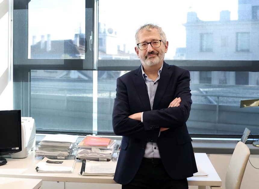 Dimite Carlos Martín Urriza, uno de los dos coordinadores de Movimiento Sumar