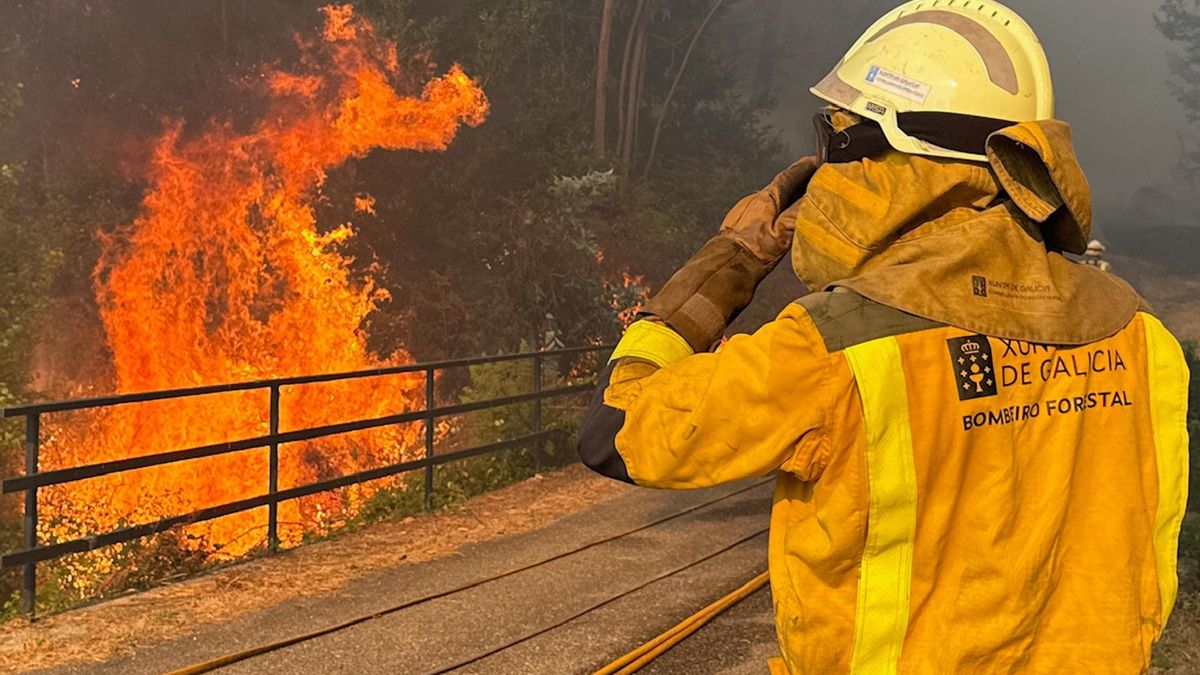 La UME se moviliza en Vilardevós (Ourense) por un incendio forestal que afecta ya a más de 400 hectáreas
