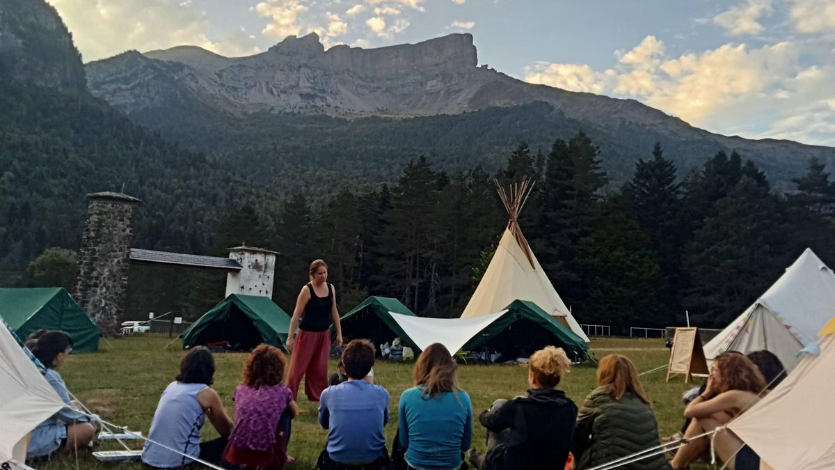 Desconectar durante una semana en el Pirineo aragonés: el campamento solo para mujeres donde «volver a ser niñas»
