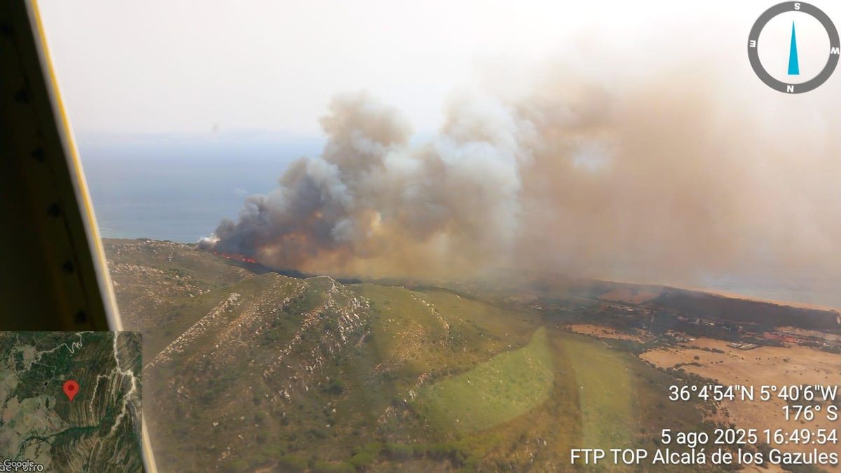 Evacuan un camping en Tarifa por un incendio originado al arder una caravana en un paraje colindante