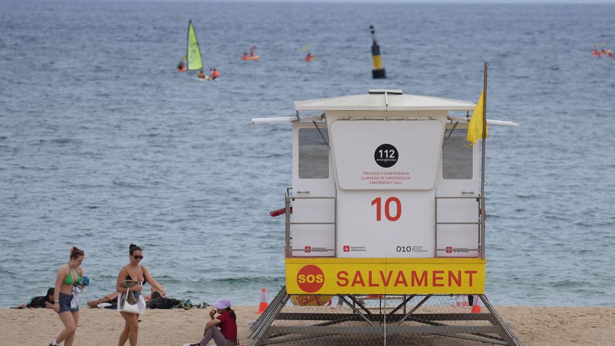 Los socorristas de las playas de Barcelona empiezan una huelga indefinida para reclamar mejoras laborales