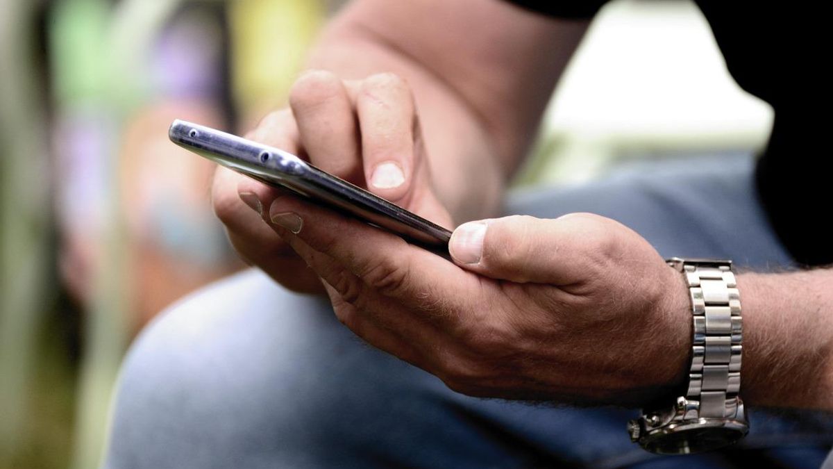La barra del bar o el grupo de Facebook: hombres que comparten fotos de mujeres para demostrar que son hombres