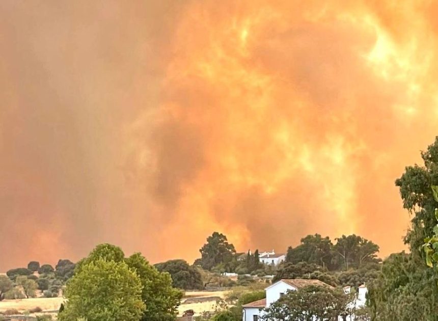 A la espera de refuerzos, Extremadura enfrenta ocho incendios activos y mantiene poblaciones confinadas