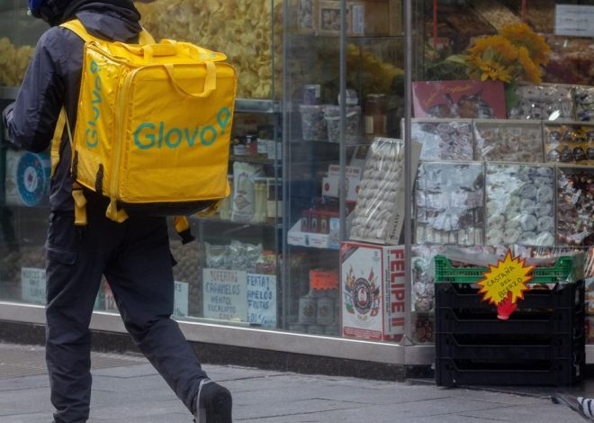 La empresa propietaria de Glovo pone en duda su continuidad en España por las multas millonarias a su modelo laboral