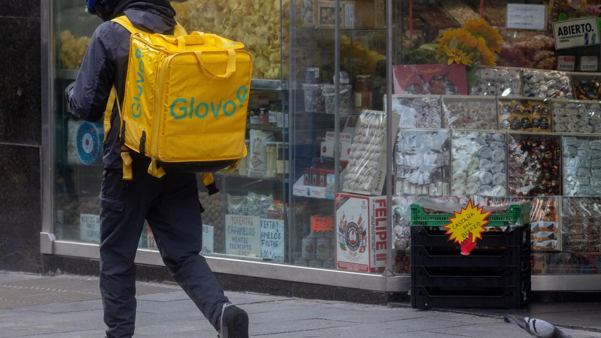 La empresa propietaria de Glovo pone en duda su continuidad en España por las multas millonarias a su modelo laboral
