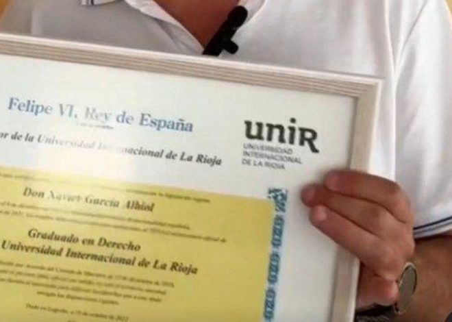 Albiol enseña su título de Derecho y dice que su caso «no tiene nada que ver» con los políticos que han falseado estudios