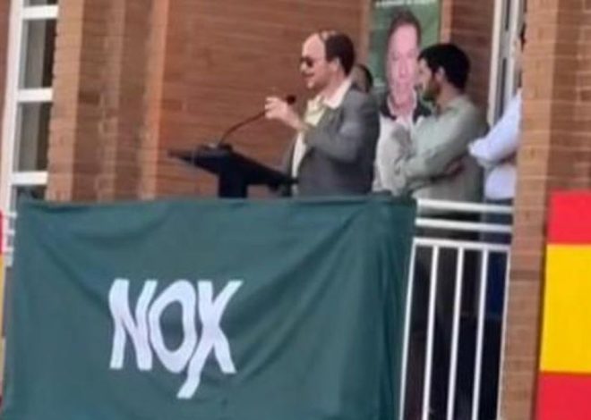 Filtran imágenes de la última película de ‘Torrente’ de Santiago Segura en las que parodia a Vox