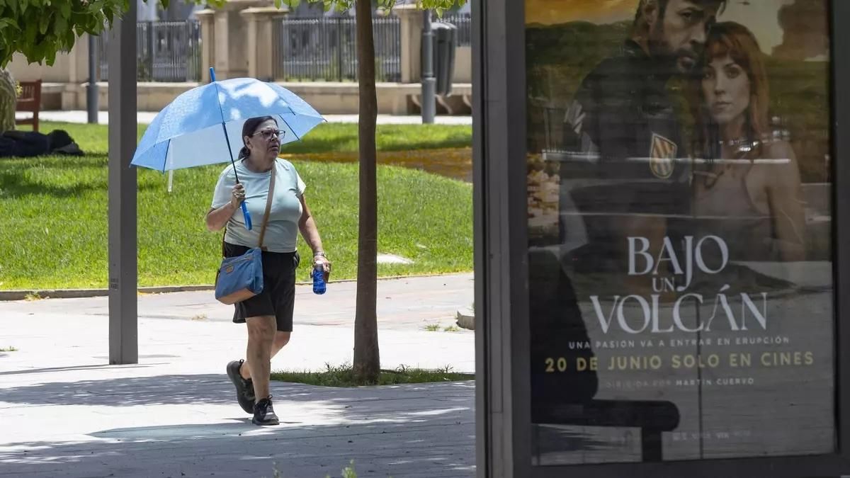 Noches al raso e ingenio para sobrevivir en la zona cero del calentamiento urbano: «Es insoportable»