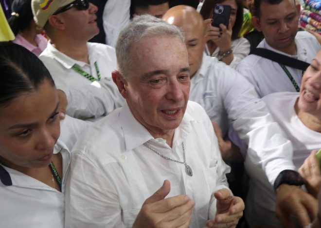 El expresidente colombiano Álvaro Uribe, condenado a 12 años de prisión domiciliaria por soborno de testigos