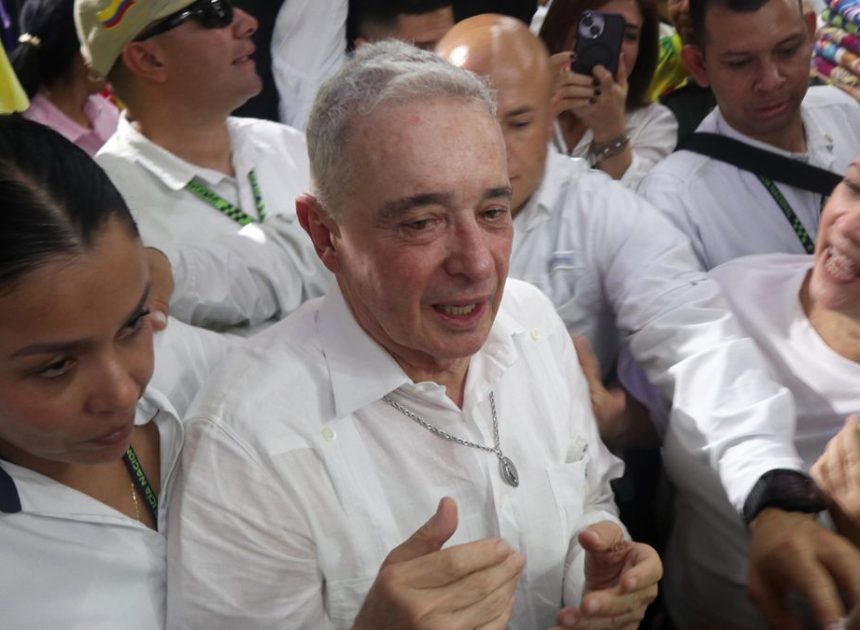 El expresidente colombiano Álvaro Uribe, condenado a 12 años de prisión domiciliaria por soborno de testigos