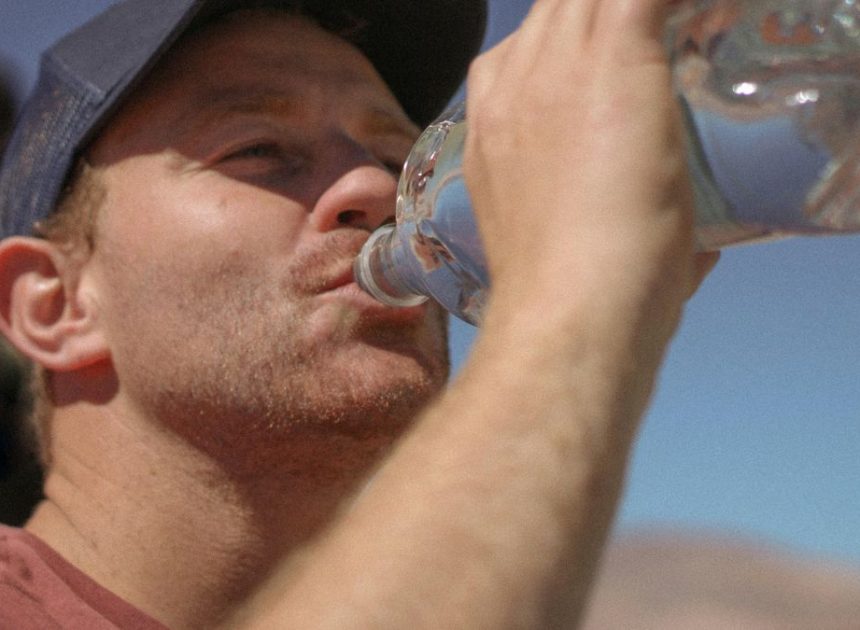 Aguas embotelladas con sabor, ¿son una forma saludable de hidratarnos?
