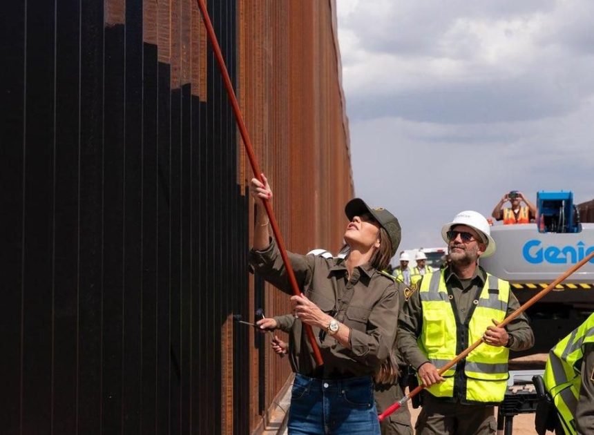 EEUU pinta de negro el muro fronterizo con México para que se caliente y sea más difícil de escalar