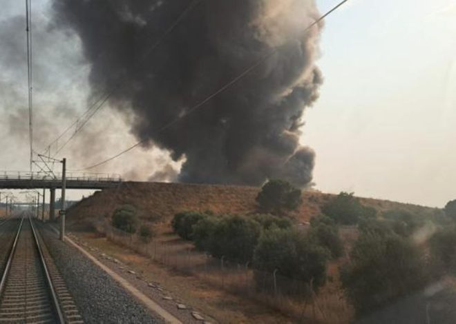 Suspendida la circulación ferroviaria Madrid-Andalucía por un incendio en una cercana empresa de reciclaje, en Toledo