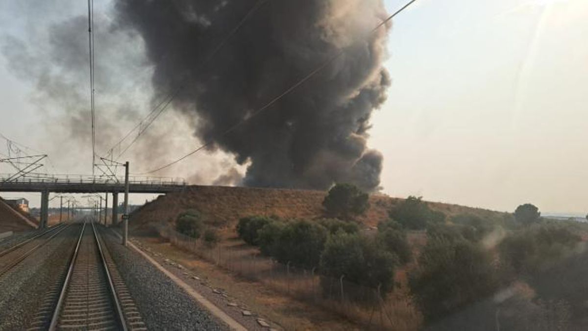 Suspendida la circulación ferroviaria Madrid-Andalucía por un incendio en una cercana empresa de reciclaje, en Toledo