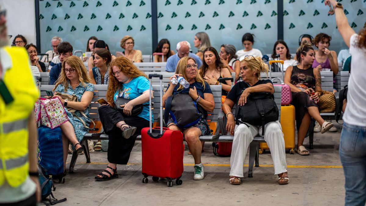 La proximidad del fuego obliga a interrumpir los trenes de alta velocidad entre Galicia y Madrid