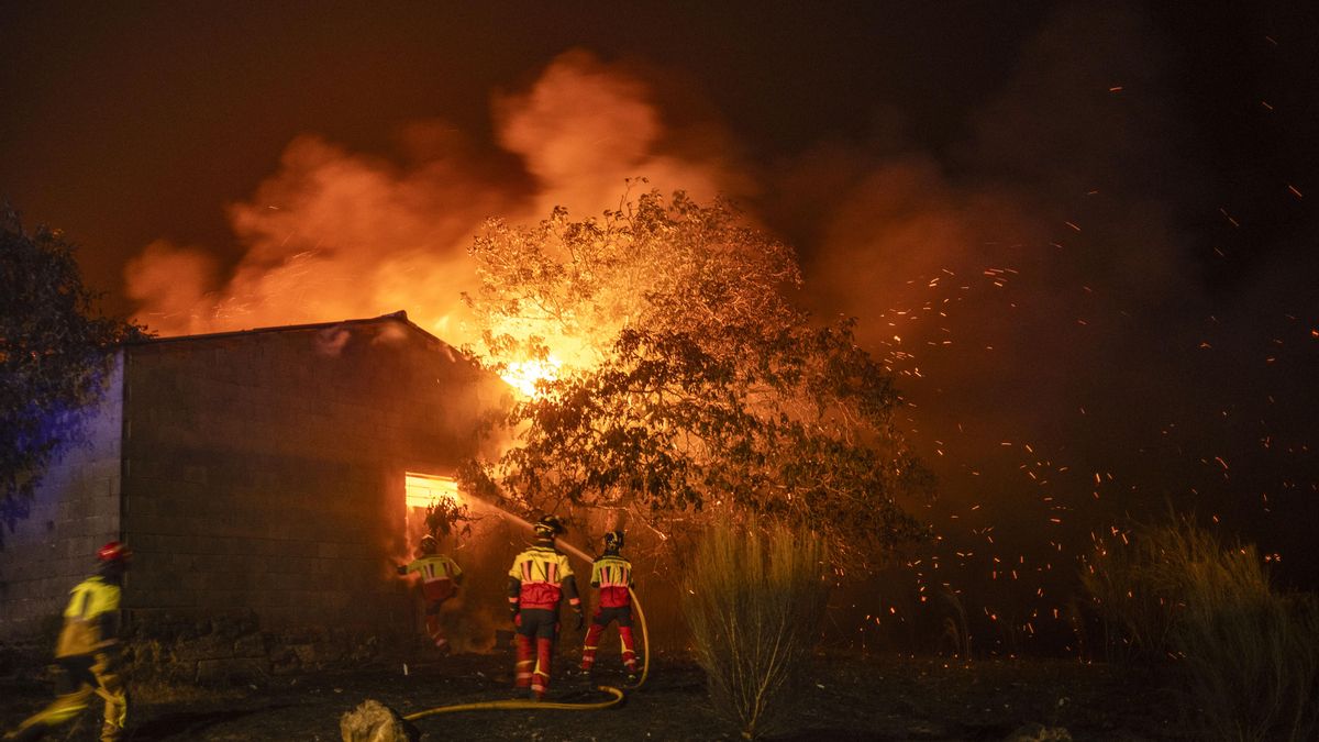 La Xunta admite que el dispositivo está desbordado y «empieza a desbaratarse» por la cantidad de incendios
