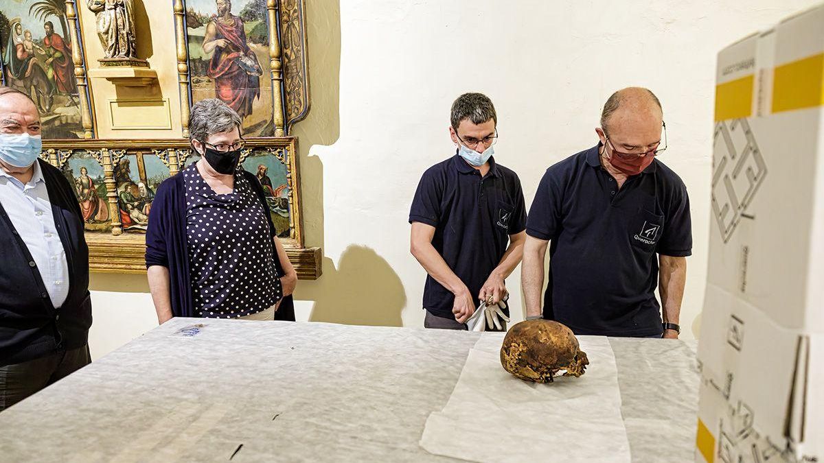 El cráneo del Papa Luna enfrenta a dos municipios de Zaragoza: Ilueca contrata al abogado de Sijena para lograr su custodia