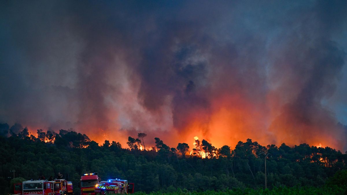 El megaincendio del sur de Francia arrasa 16.000 hectáreas aunque su avance se frena