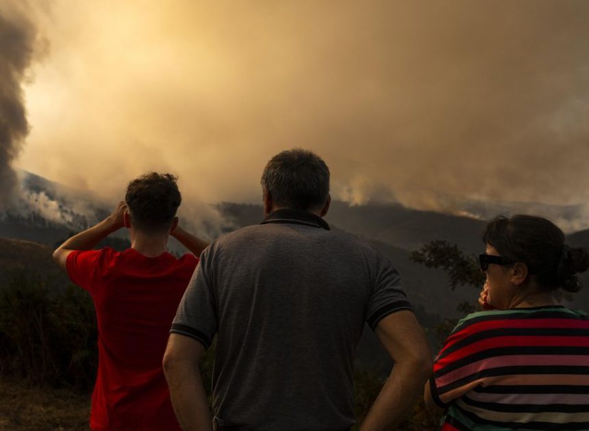 Dos incendios sin control afectan a más de mil hectáreas en la provincia de Ourense