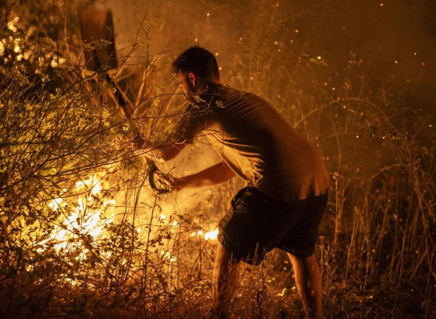 Las llamas siguen sin control en Ourense: aldeas cercadas y más confinamientos y desalojos con 42.000 hectáreas arrasadas
