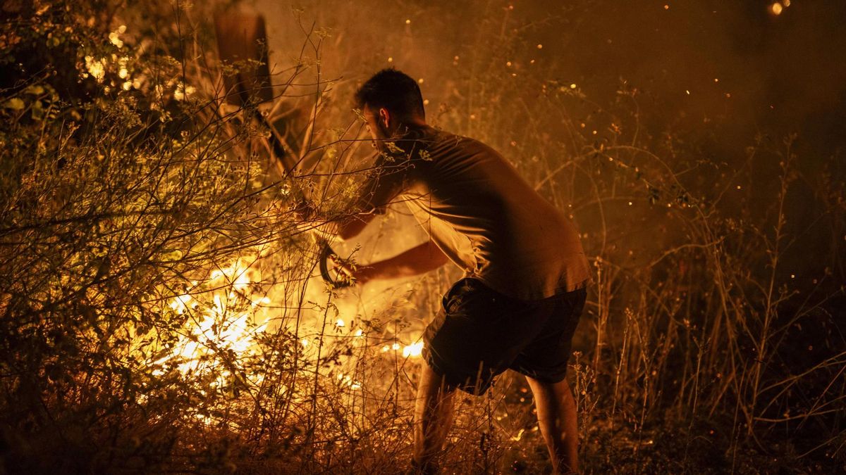 Las llamas siguen sin control en Ourense: aldeas cercadas y más confinamientos y desalojos con 42.000 hectáreas arrasadas