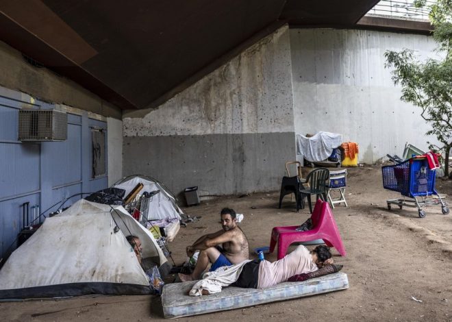 La Guàrdia Urbana de Barcelona desaloja medio centenar de personas sin hogar del parque de la Estació del Nord