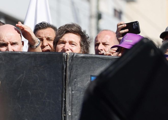 Evacúan a Milei y a su hermana de un acto electoral ante el lanzamiento de objetos contra su comitiva en Buenos Aires