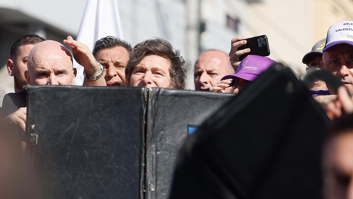 Evacúan a Milei y a su hermana de un acto electoral ante el lanzamiento de objetos contra su comitiva en Buenos Aires