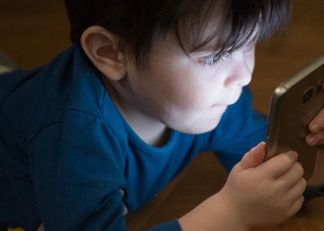 Miguel Mamajón, psiquiatra infantil: «Hemos tenido casos de menores que pasaban hasta 11 horas al día delante de las pantallas»