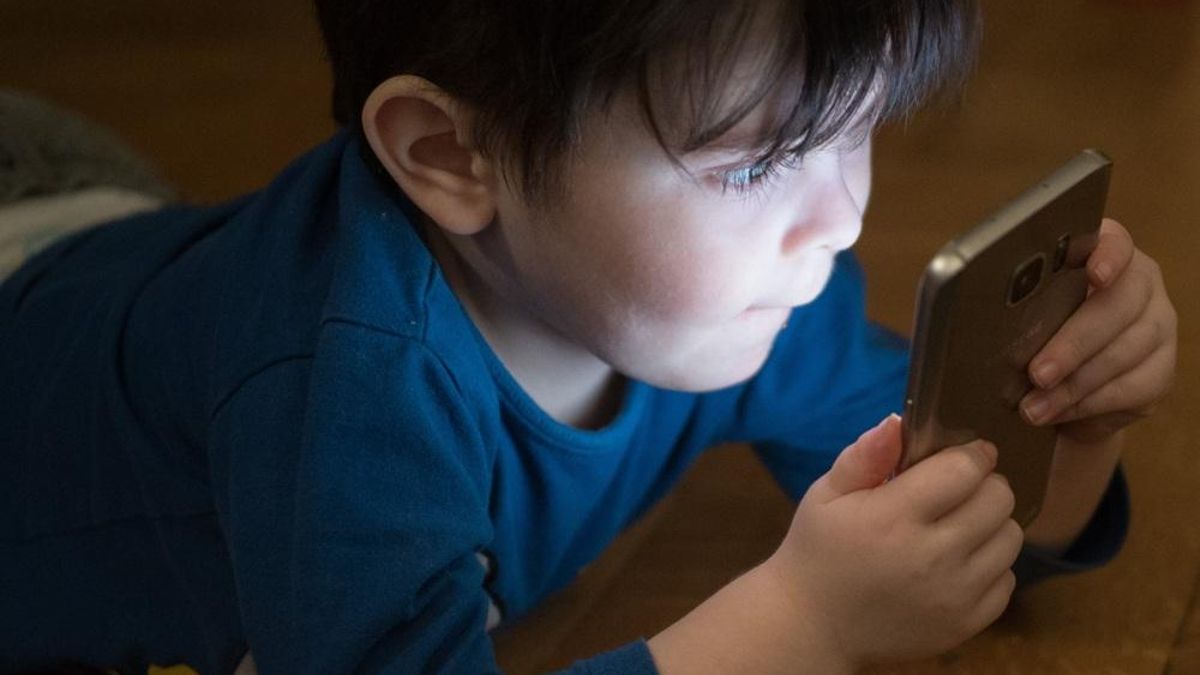 Miguel Mamajón, psiquiatra infantil: «Hemos tenido casos de menores que pasaban hasta 11 horas al día delante de las pantallas»
