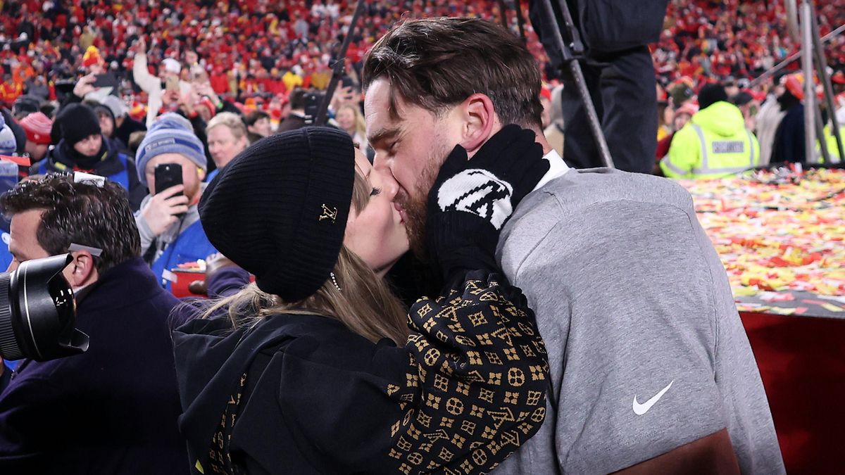 Taylor Swift anuncia su compromiso de matrimonio con Travis Kelce en redes sociales