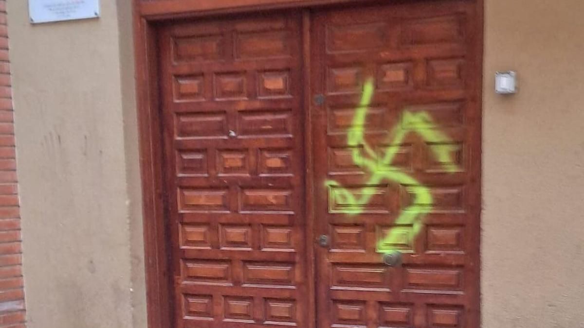 Vandalizan con simbología nazi la sede de la Asociación SOMOS LGTB+ de Aragón