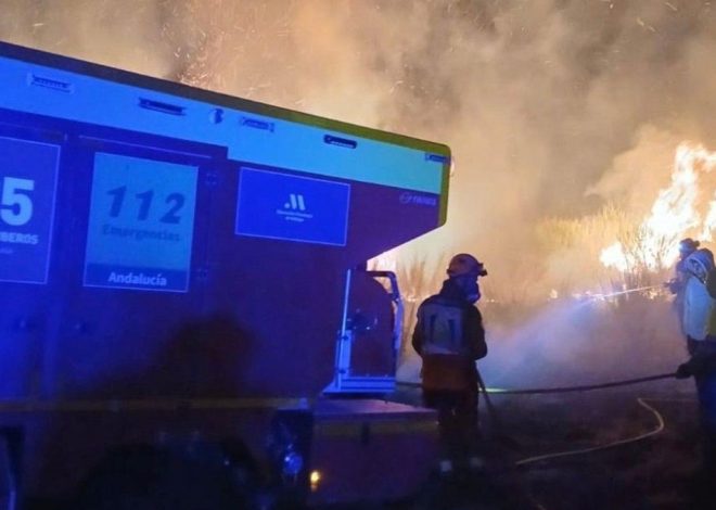 La Xunta retira de la ola de incendios a los bomberos urbanos mientras sigue solicitando medios al Gobierno
