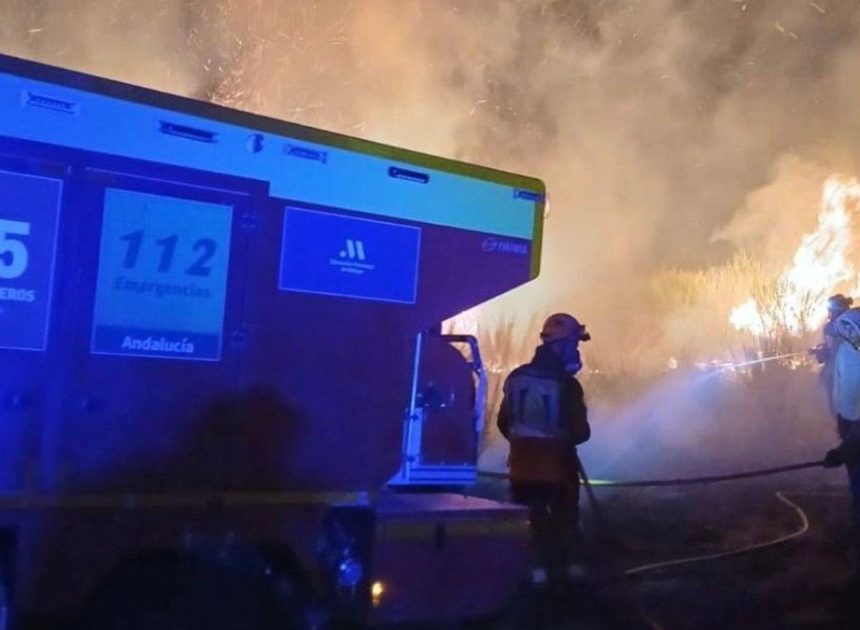 La Xunta retira de la ola de incendios a los bomberos urbanos mientras sigue solicitando medios al Gobierno